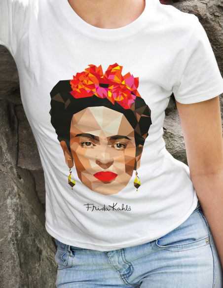 T-shirt donna bianca - Frida Khalo Ufficiale stile poligonale indossata con jeans